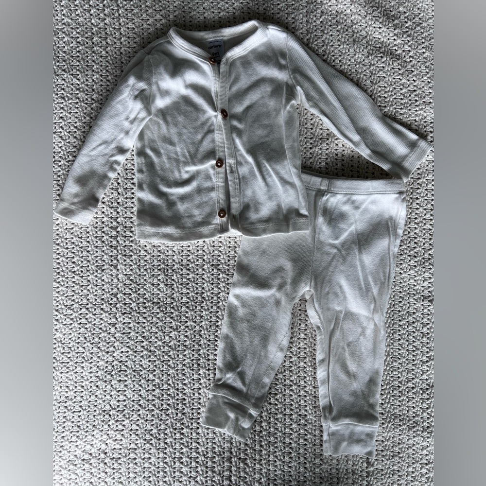 Like new Carters ribbed white set 6-9 months